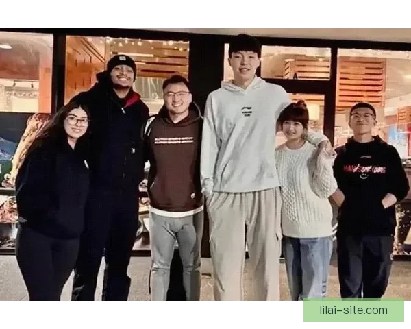 杨瀚森女友抱利拉德儿子转圈圈晒合影 幸遇你开心不已